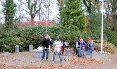 oorlogmonument Grootegast, onderhoud door leerlingen van 'de overdracht' 